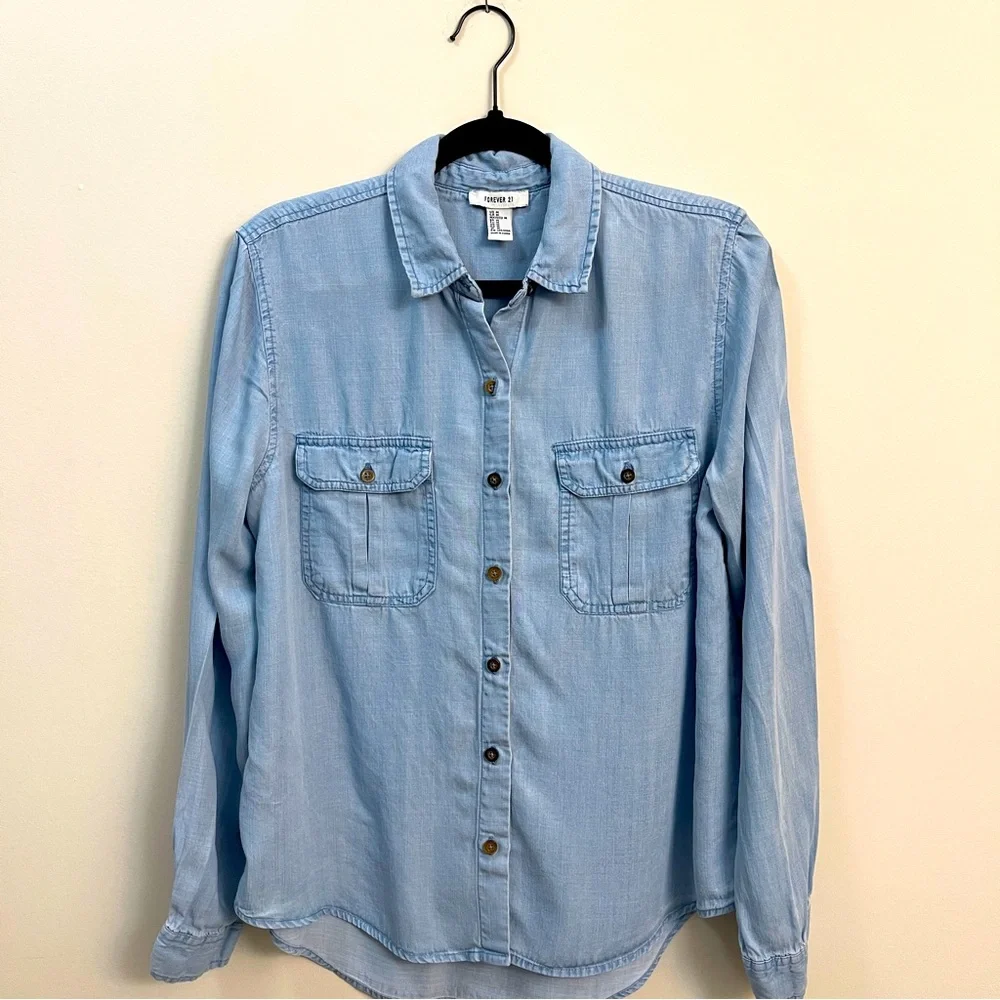Forever 21 Women’s Button Down Denim Shirt in Size Medium - Picture 4 of 10